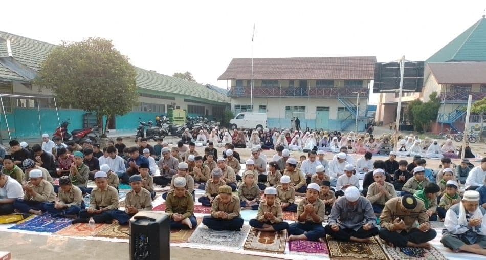 Siswa dan Guru Sekolah Muhammadiyah Kapuas  Salat Istisqa, Mohon Turun Hujan