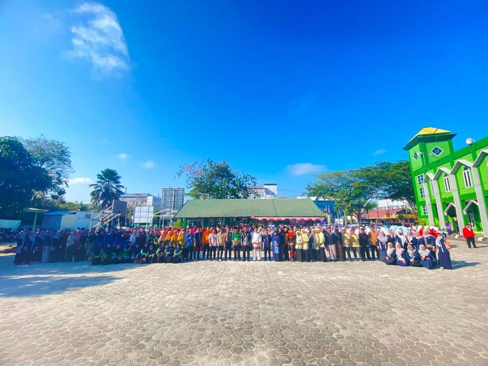 SEMARAK HUT RI KE-81 PERGURUAN MUHAMMADIYAH SAMPIT: KHIDMAT, MENGINSPIRASI, DAN DIMERIAHKAN ATRAKSI DRUMBAND