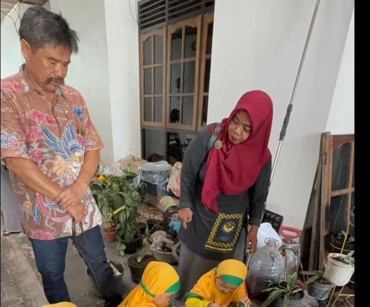 Murid TK Aisyiyah 1 Sampit Bangga Lihat Hasil Stek Daun Kayu Manis