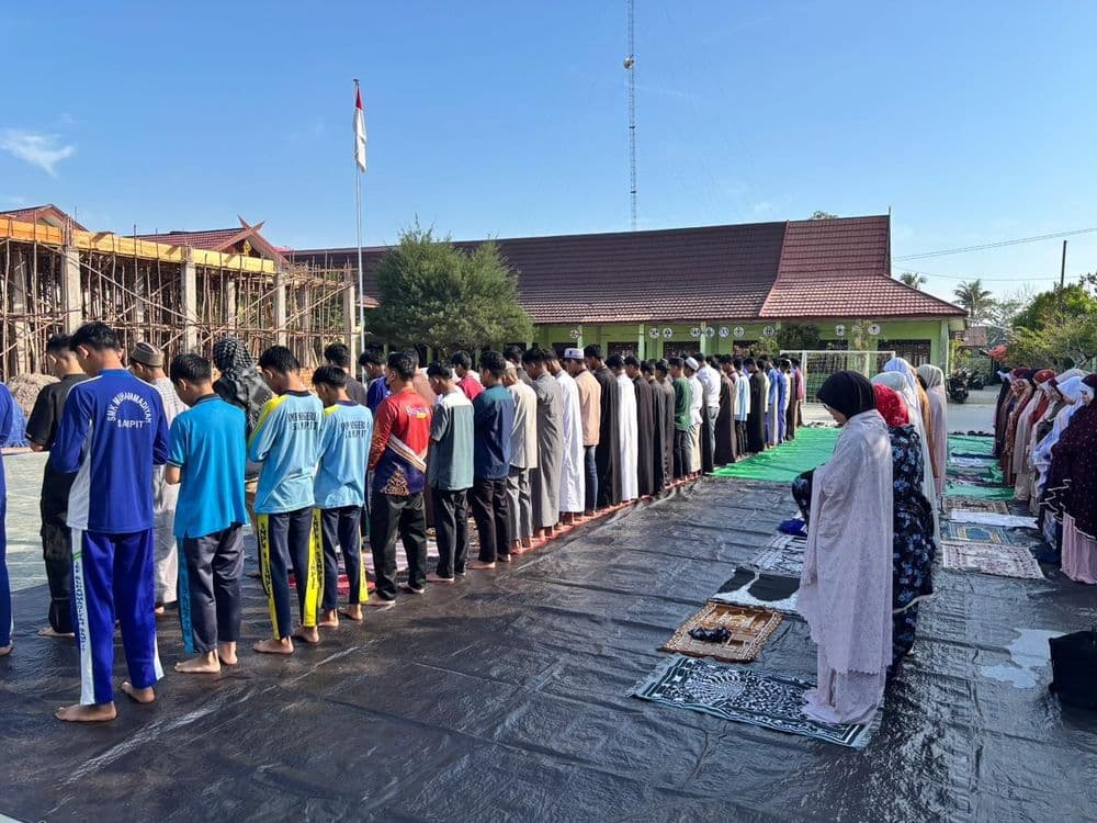 Di Tengah Kepungan Asap Karhutla, Keluarga Besar SMK Muhammadiyah Sampit Gelar Salat Istisqa