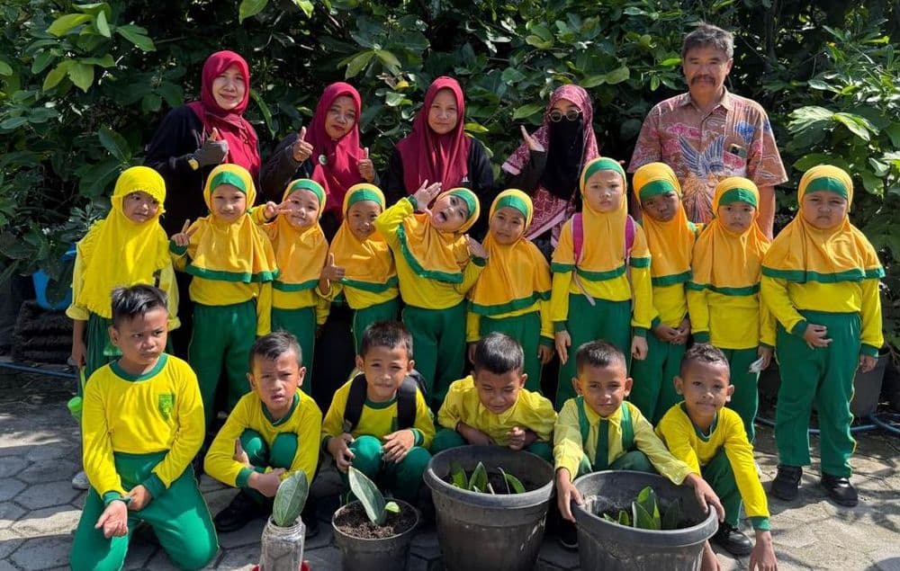 Tanam Sejak Dini, Murid TK Aisyiyah 1 Sampit Belajar Stek Daun