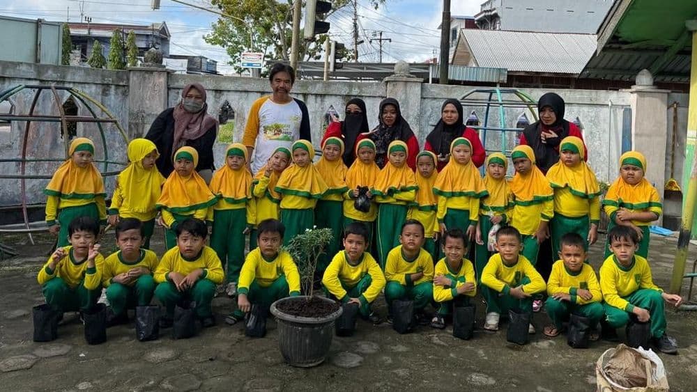 Anak-anak TK Aisyiyah 1 Sampit Belajar Carbon Farming Lewat Menanam Bunga